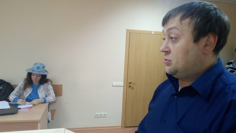 Адвокат сторони відповідачів Олена Сапожнікова та свідок третьої особи на стороні позивачів Іван Ткачук в суді