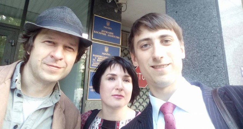 Юристи УГСПЛ та журналіст Олег Шинкаренко біля Київськього апеляційного адміністративного суду
