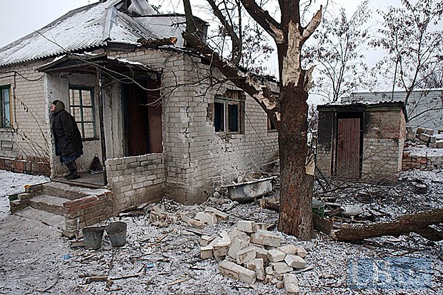 Зруйнований дім в зоні АТО. Фото Макса Левіна